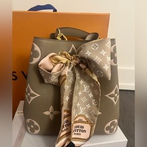 Authentic Turtle Dove Louis Vuitton Bucket bag full inclusion